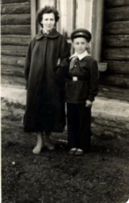  Ученик Фрязевской средней школы, с мамой. 1959 г.